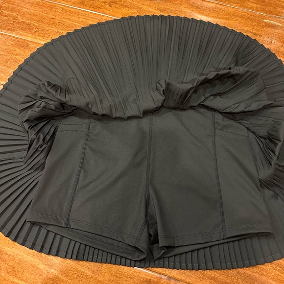 ALO Yoga Black Pleated Active Mini Skirt - Picture 2 of 3